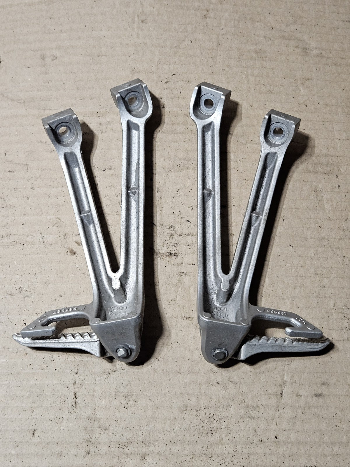 2006 2007 SUZUKI GSXR 600 750 OEM REAR BACK PASSENGER FOOT PEG REST SET LH RH3