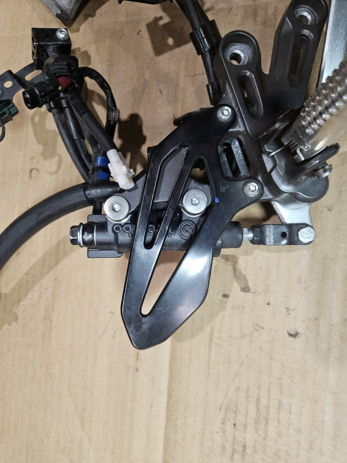 Yamaha YZF R7 OEM Rear Brake Caliper Rearset Pedal Lever Bracket 2022-20255