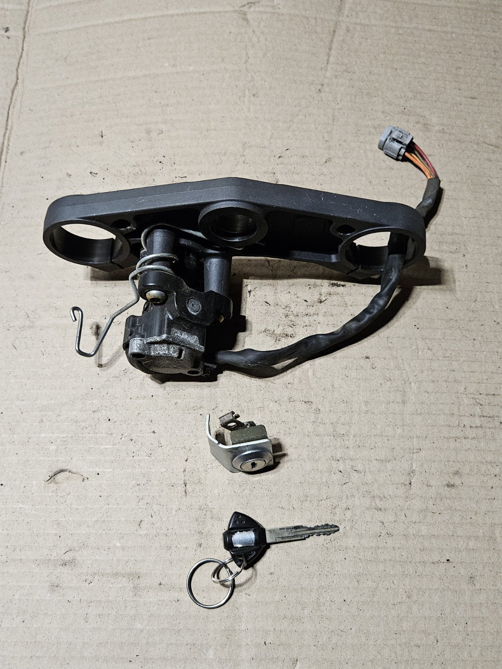 2006-2007 Suzuki GSXR600 GSXR750 OEM Ignition Lockset Key Top Clamp 37100-41G109