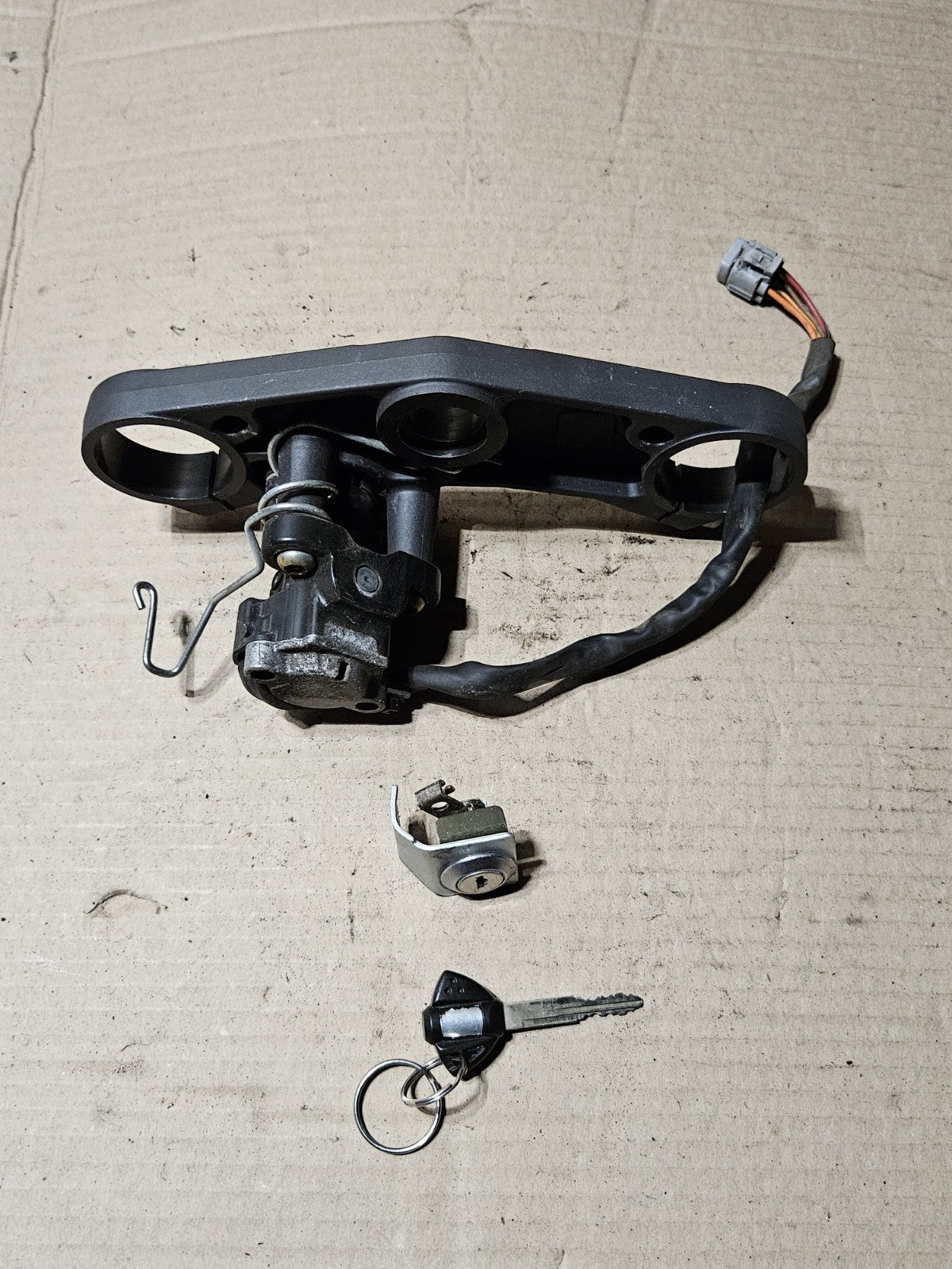 2006-2007 Suzuki GSXR600 GSXR750 OEM Ignition Lockset Key Top Clamp 37100-41G109