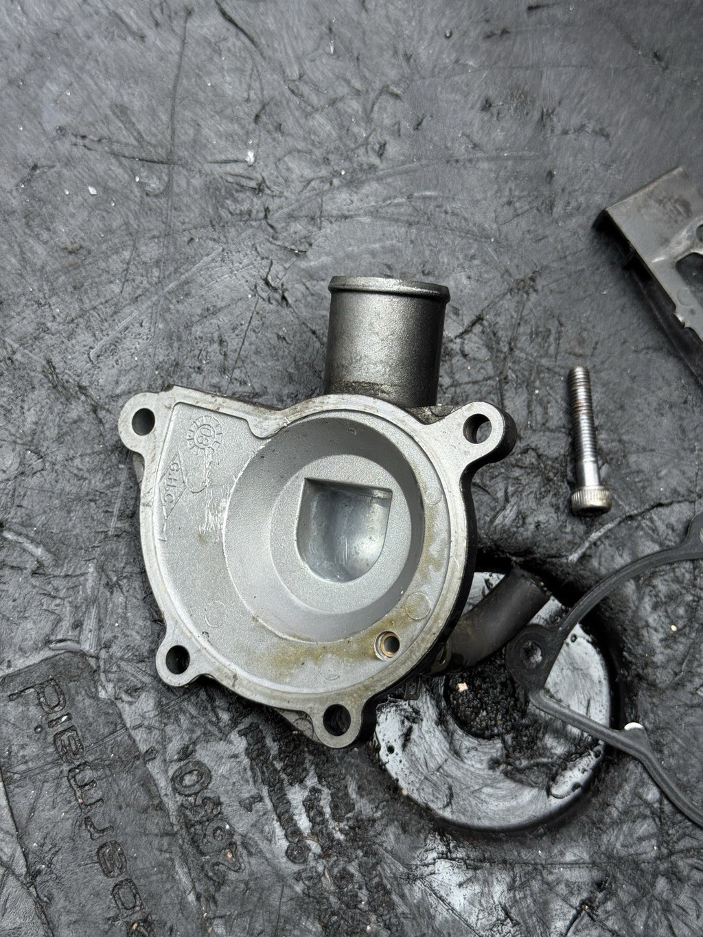 08-16 Yamaha YZF-R6 R6 OEM Engine Water Pump Impeller Housing Cover Assembly4
