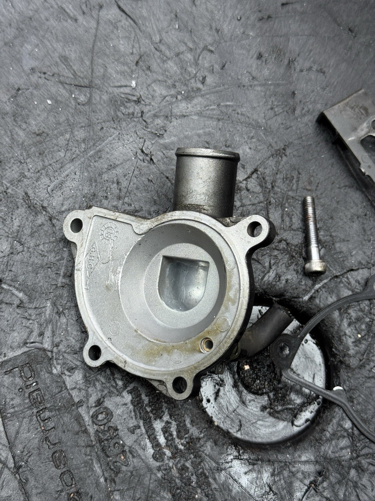 08-16 Yamaha YZF-R6 R6 OEM Engine Water Pump Impeller Housing Cover Assembly4