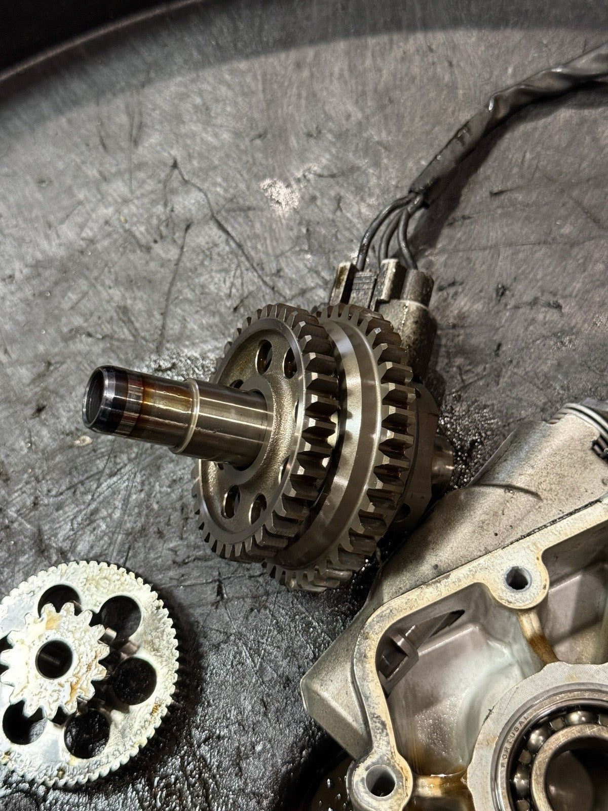 09-19 BMW S1000RR OEM Stator Magneto Alternator Cover Gears Left Engine Case16