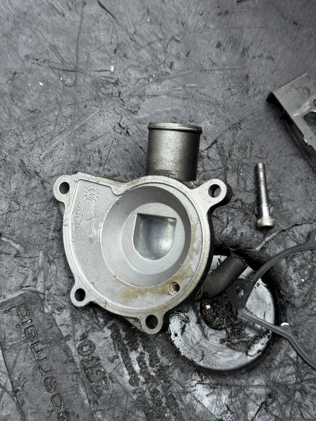 08-16 Yamaha YZF-R6 R6 OEM Engine Water Pump Impeller Housing Cover Assembly5