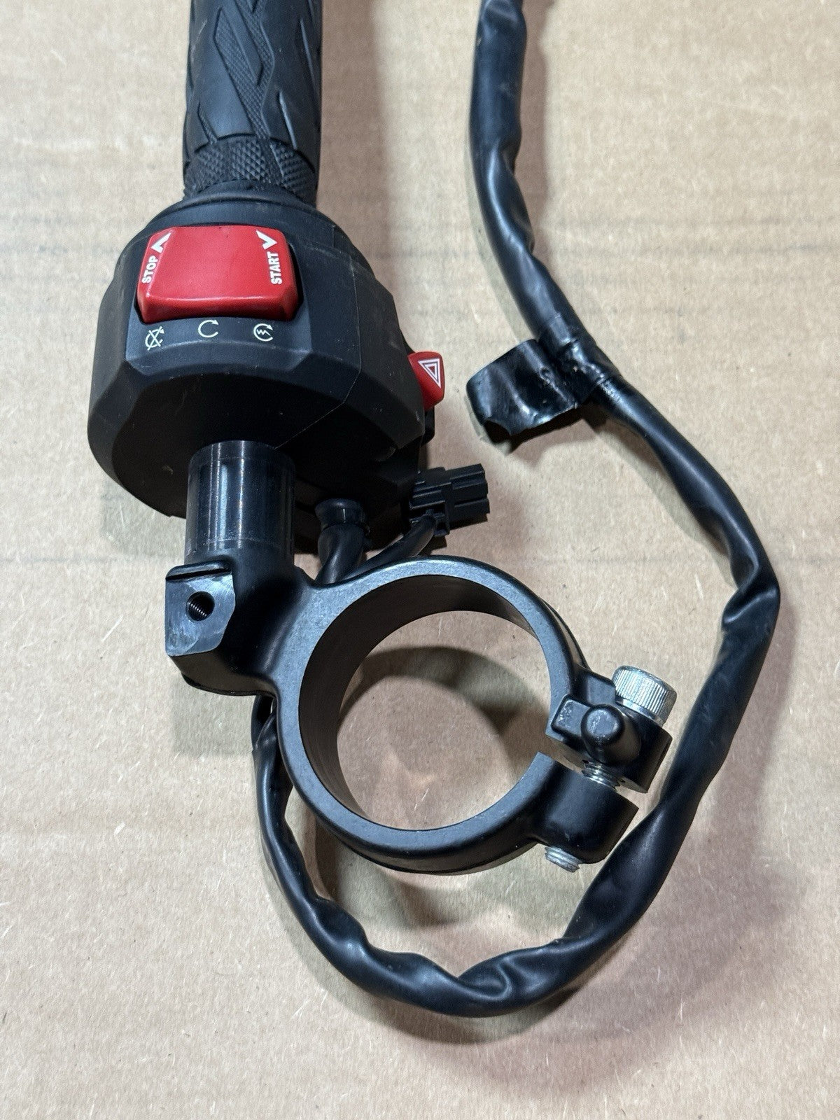 17-25 Suzuki GSXR1000 GSX-R1000R OEM Right Clip On Kill Start Switch 56111-17K012