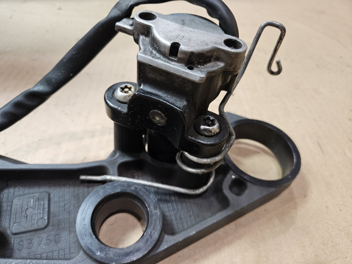 06-09 Suzuki GSXR600 GSXR750 OEM Upper Triple Tree Ignition Switch 51311-01H007