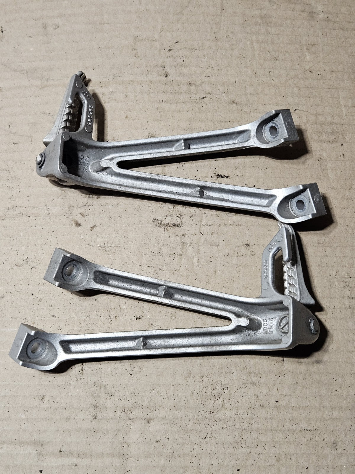 2006 2007 SUZUKI GSXR 600 750 OEM REAR BACK PASSENGER FOOT PEG REST SET LH RH1