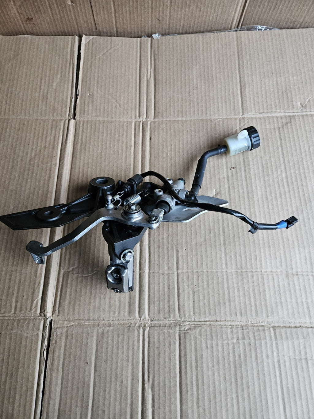 17-19 Kawasaki Ninja 650 Z650 OEM Right Rearset Rear Set Driver Foot Peg Bracket1