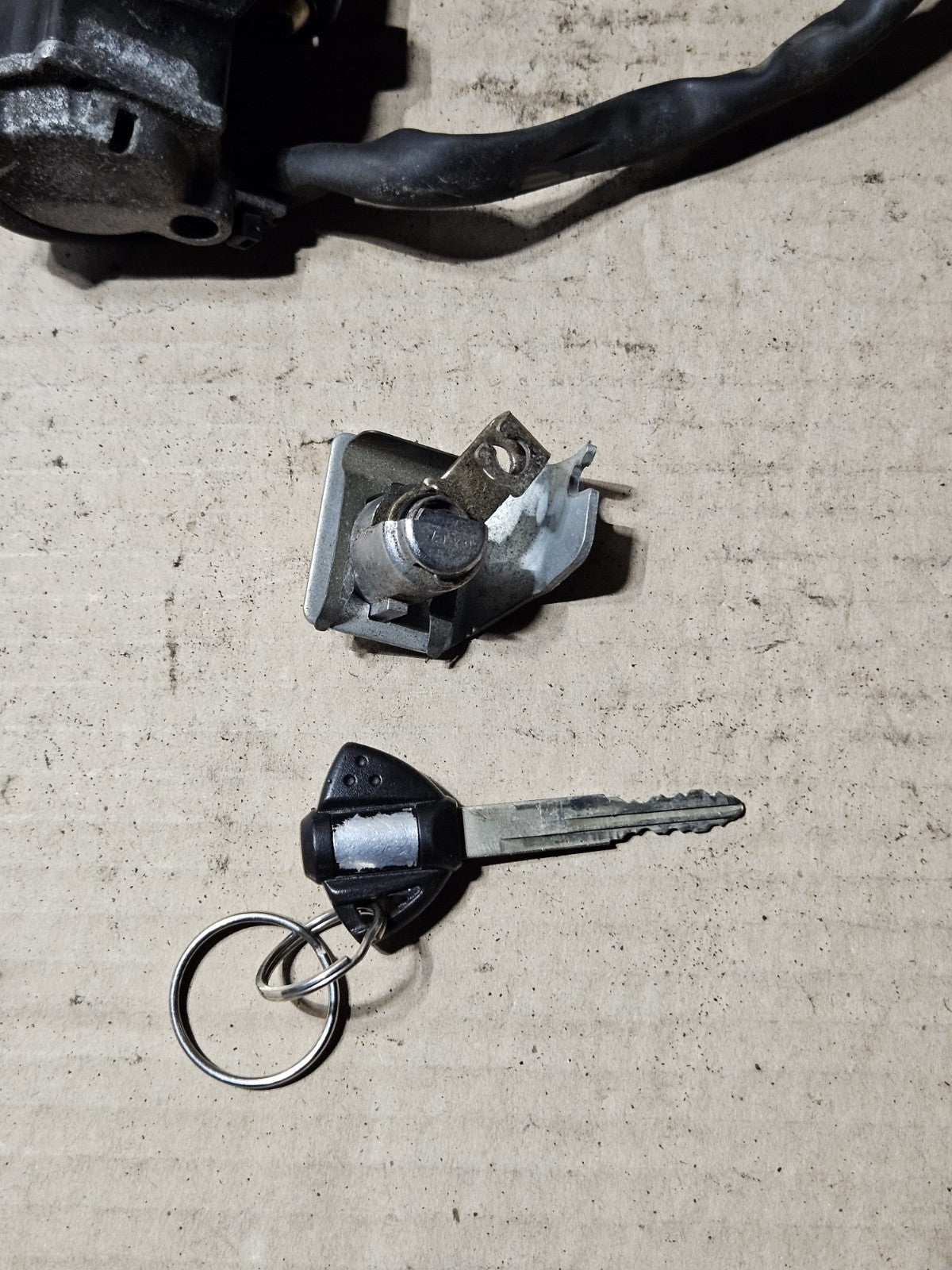 2006-2007 Suzuki GSXR600 GSXR750 OEM Ignition Lockset Key Top Clamp 37100-41G1012