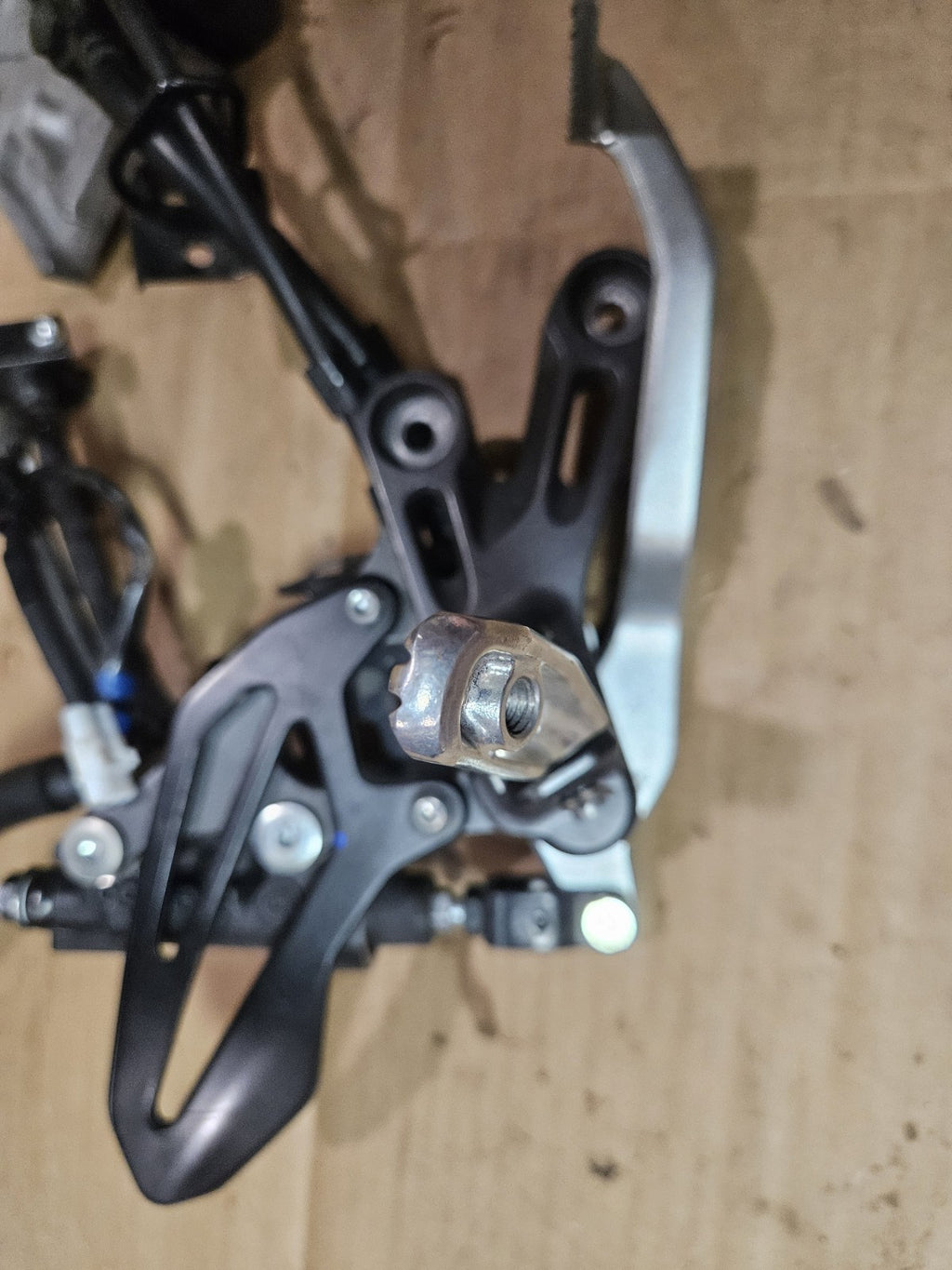 Yamaha YZF R7 OEM Rear Brake Caliper Rearset Pedal Lever Bracket 2022-20256