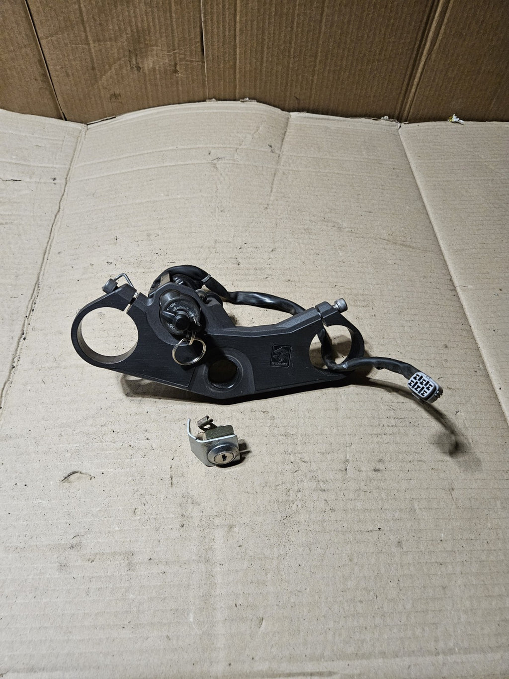 2006-2007 Suzuki GSXR600 GSXR750 OEM Ignition Lockset Key Top Clamp 37100-41G101