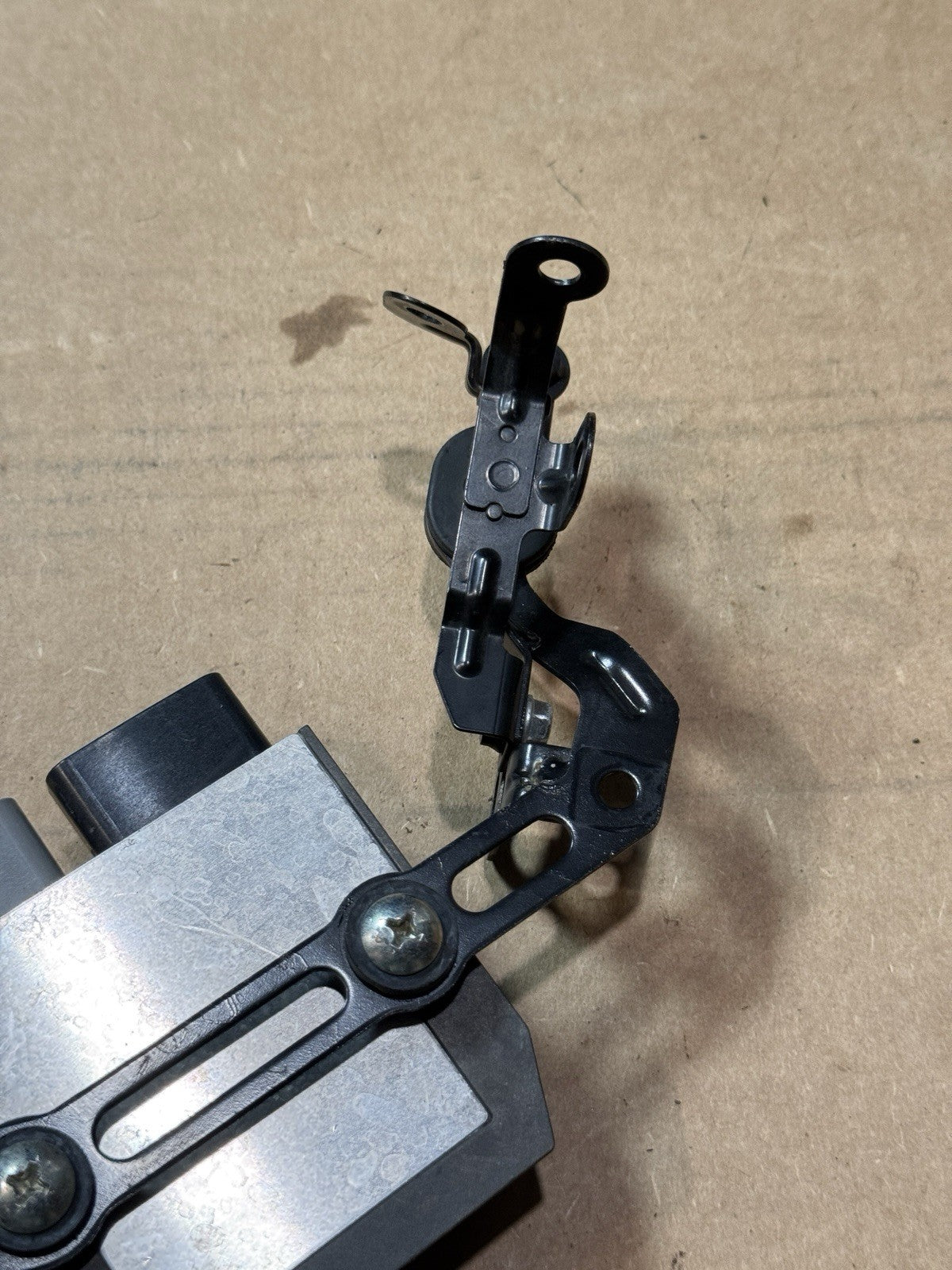 19-23 Kawasaki Ninja ZX6R 636 OEM Voltage Regulator Rectifier Bracket 21066-07568