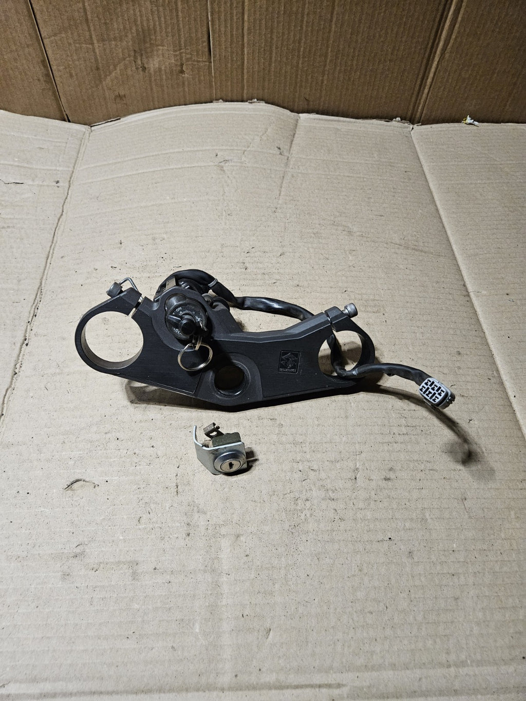2006-2007 Suzuki GSXR600 GSXR750 OEM Ignition Lockset Key Top Clamp 37100-41G100