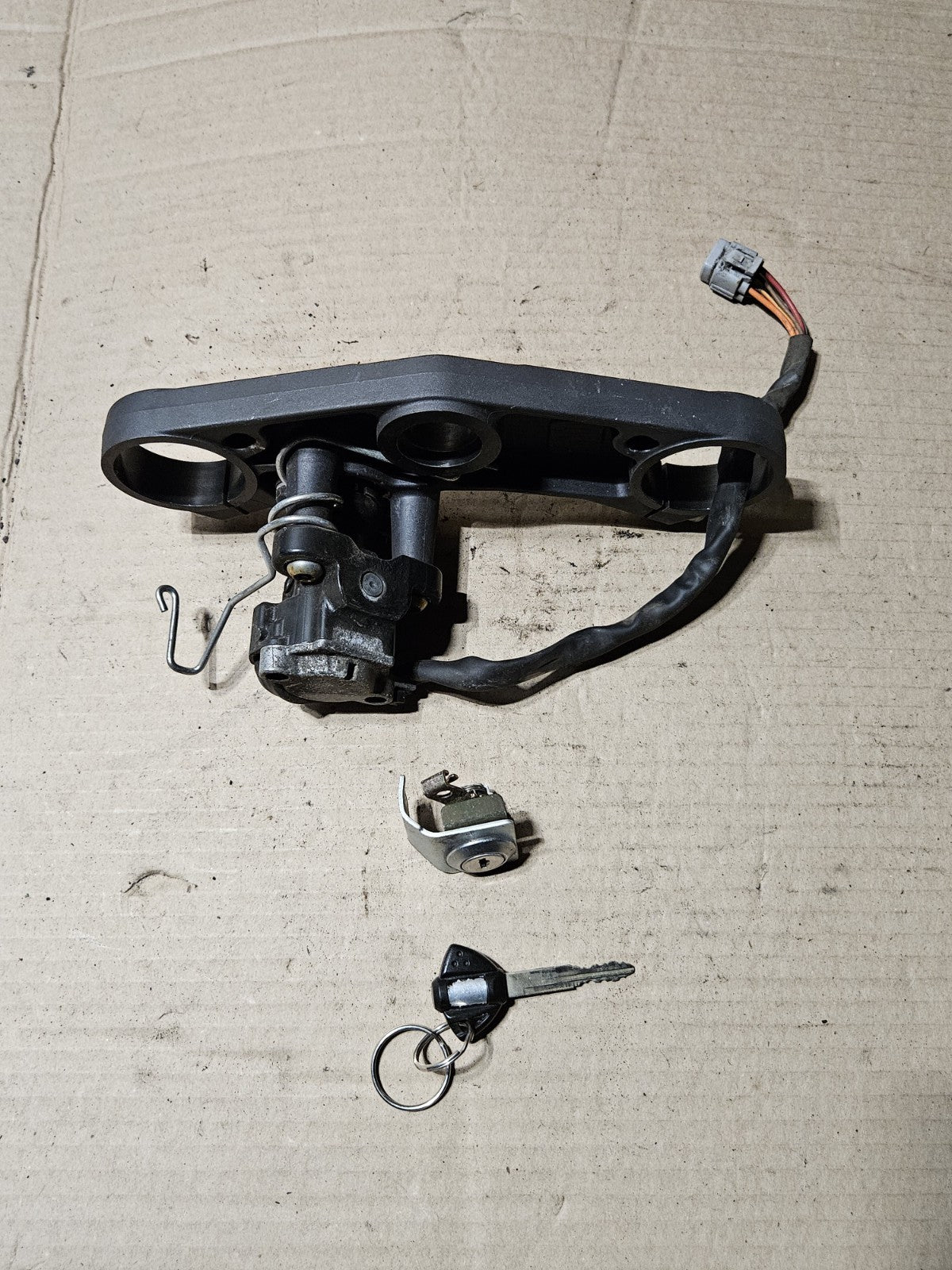 2006-2007 Suzuki GSXR600 GSXR750 OEM Ignition Lockset Key Top Clamp 37100-41G1010