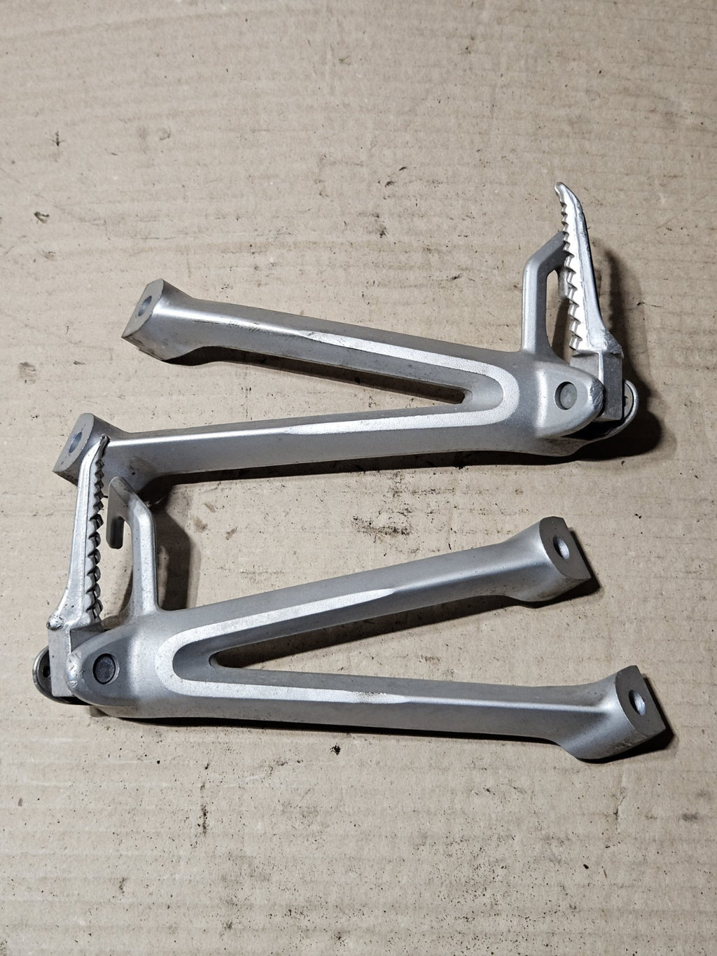 2006 2007 SUZUKI GSXR 600 750 OEM REAR BACK PASSENGER FOOT PEG REST SET LH RH6