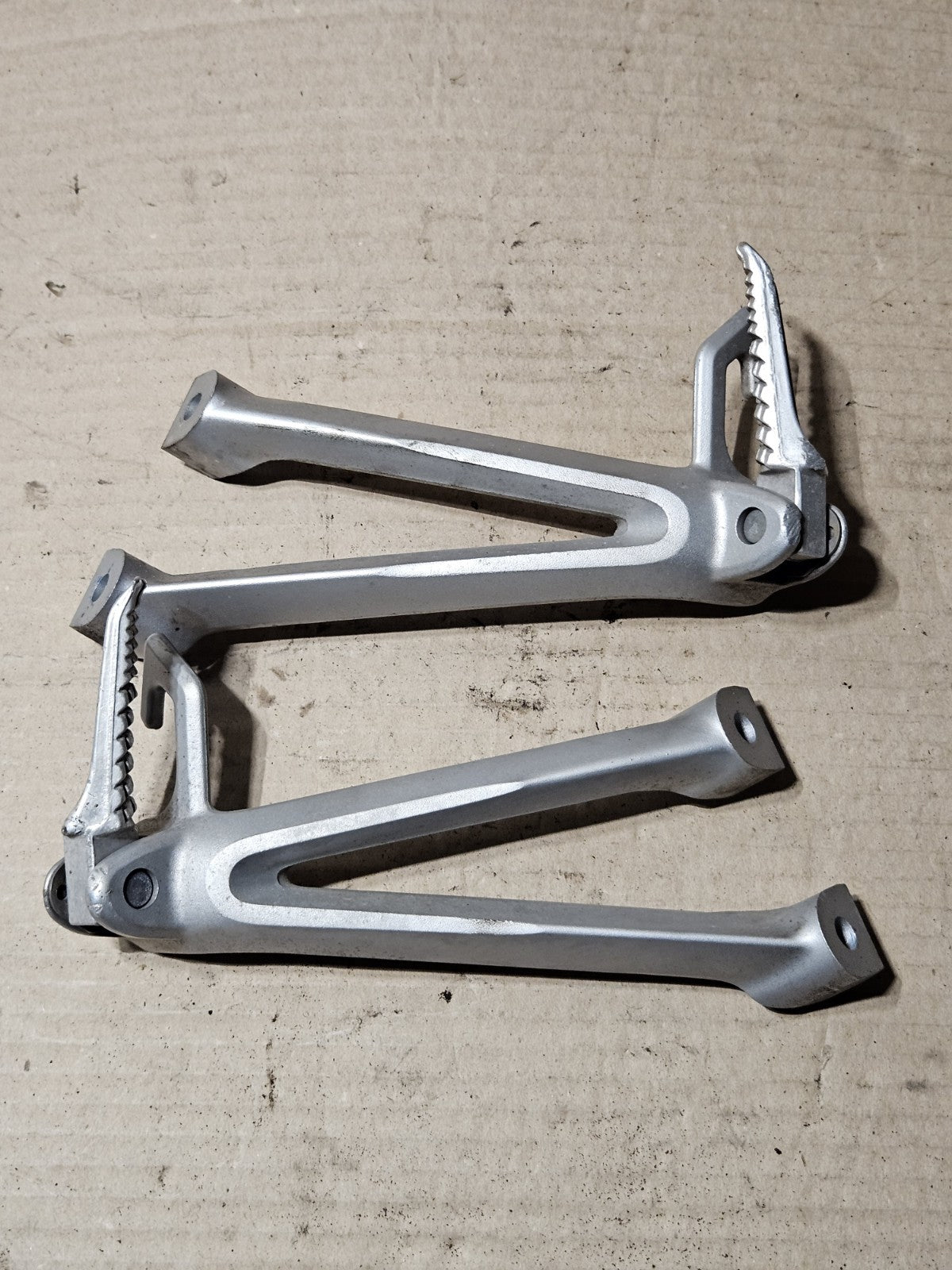 2006 2007 SUZUKI GSXR 600 750 OEM REAR BACK PASSENGER FOOT PEG REST SET LH RH6