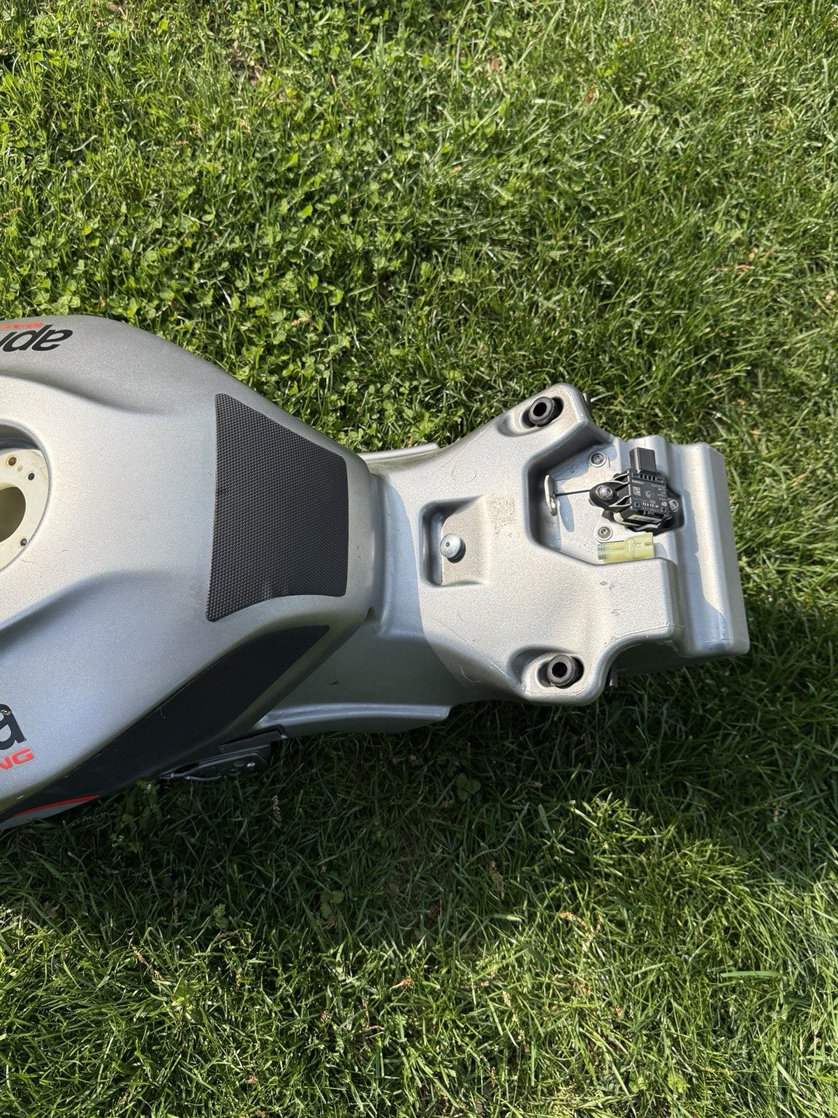 19-24 APRILIA RSV4 1100 OEM GAS TANK FUEL CELL PETROL RESERVOIR Gray Silver