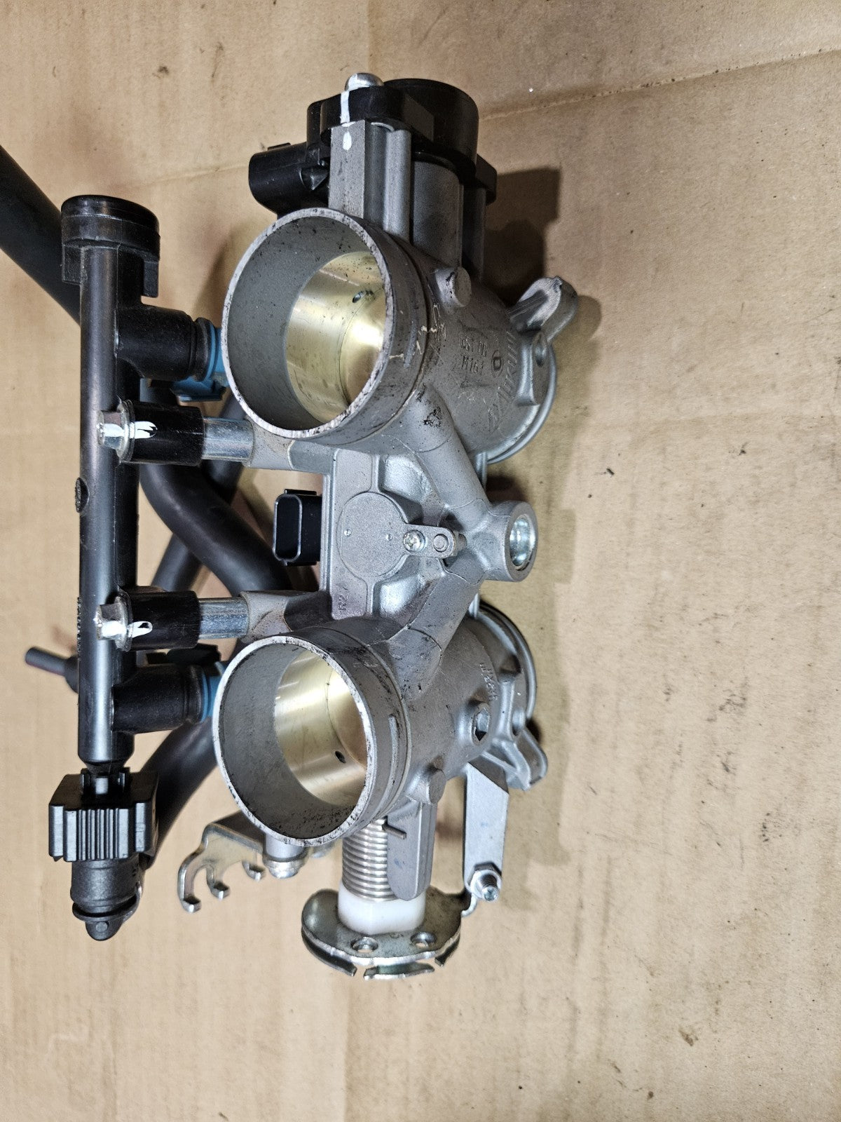 22-25 2022 YAMAHA YZF R7 OEM MAIN FUEL INJECTORS THROTTLE BODIES1