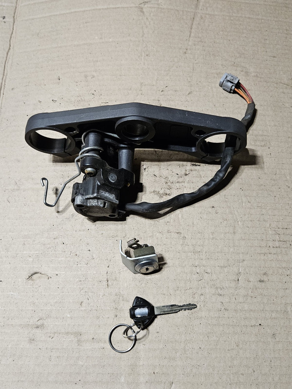 2006-2007 Suzuki GSXR600 GSXR750 OEM Ignition Lockset Key Top Clamp 37100-41G108