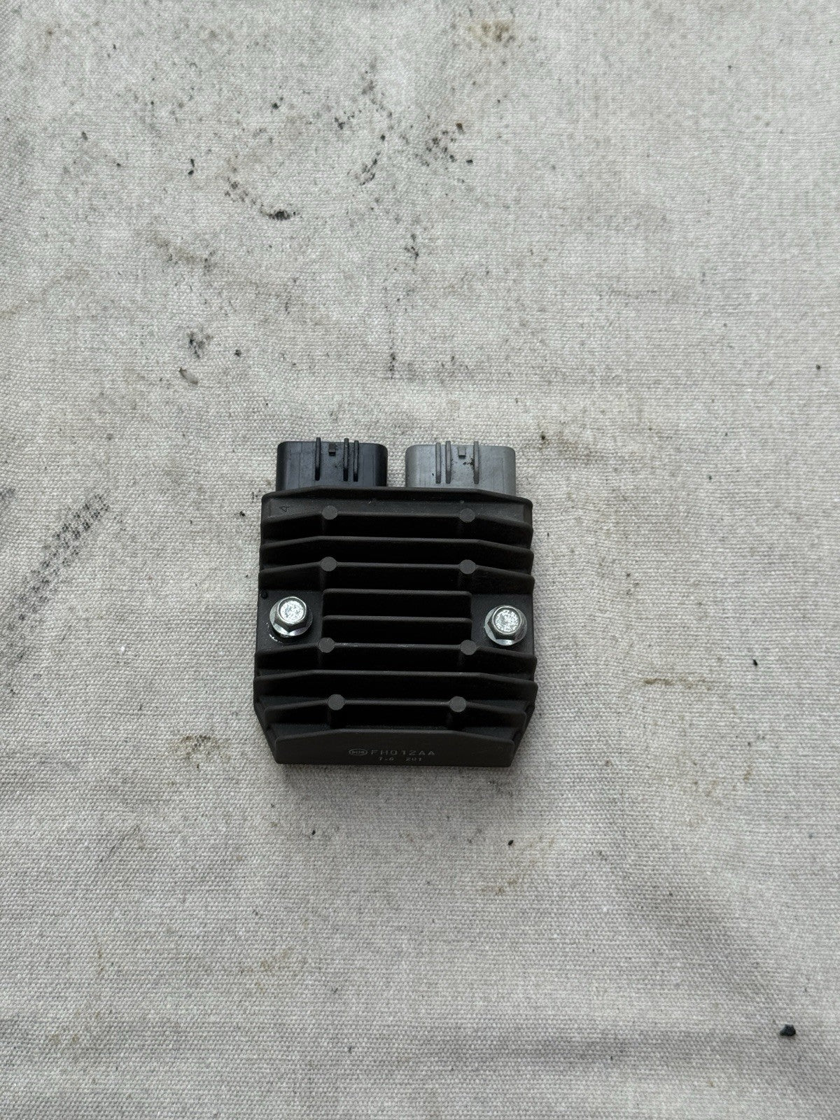 2007 - 2008 Yamaha YZF R1 OEM Voltage Regulator FH012AA4
