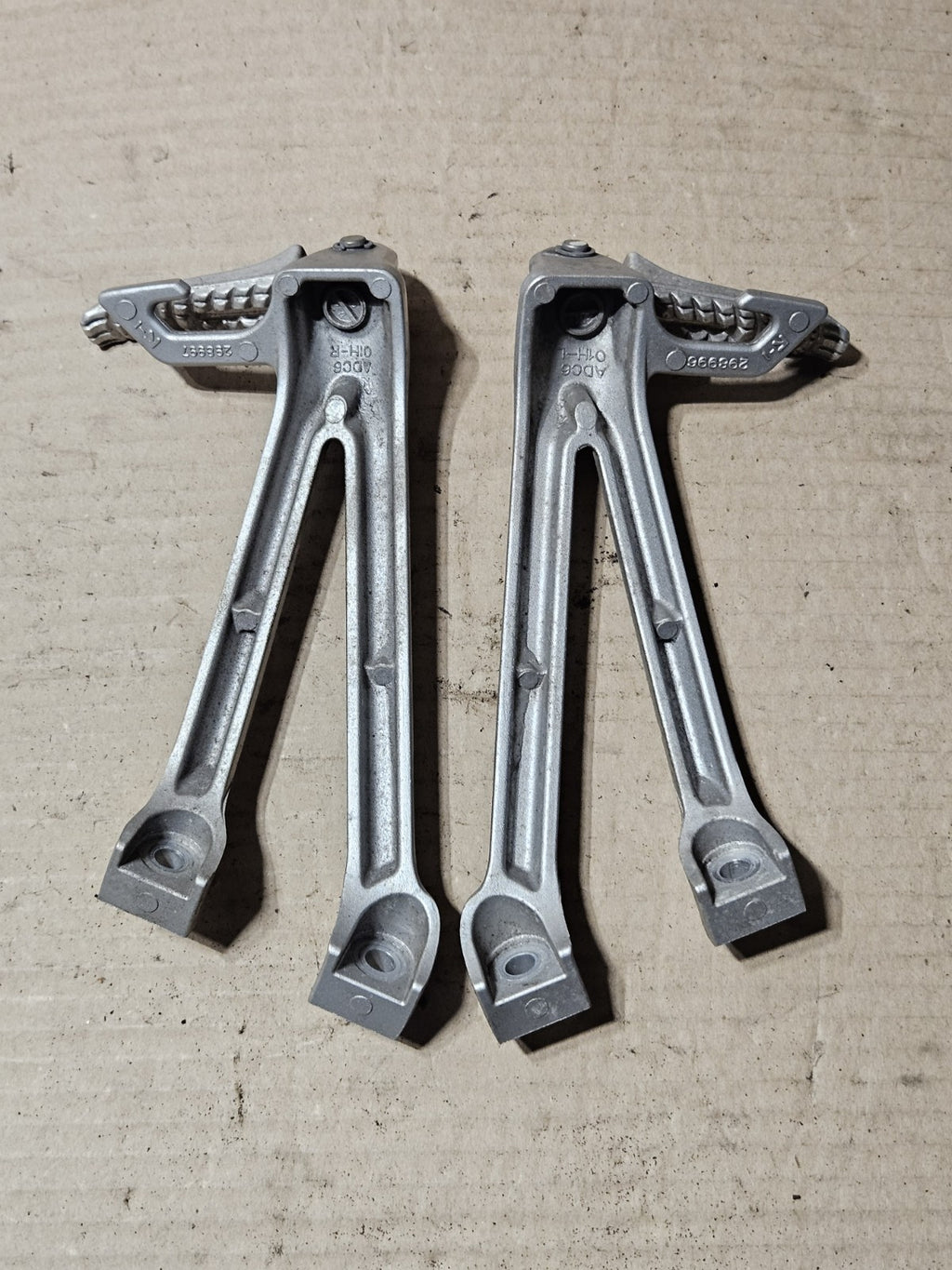 2006 2007 SUZUKI GSXR 600 750 OEM REAR BACK PASSENGER FOOT PEG REST SET LH RH2