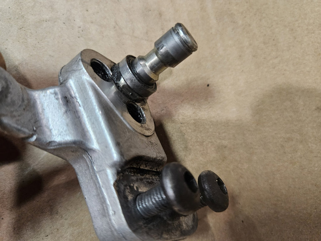 2006-2010 Suzuki GSXR600 GSXR750 OEM Gear Shift Lever Bracket Mount 25681-01H001