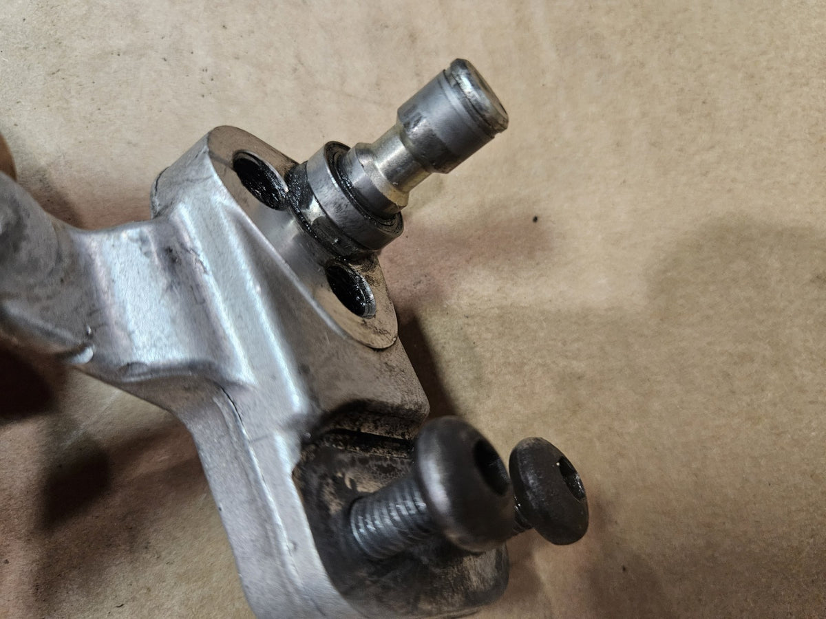 2006-2010 Suzuki GSXR600 GSXR750 OEM Gear Shift Lever Bracket Mount 25681-01H001