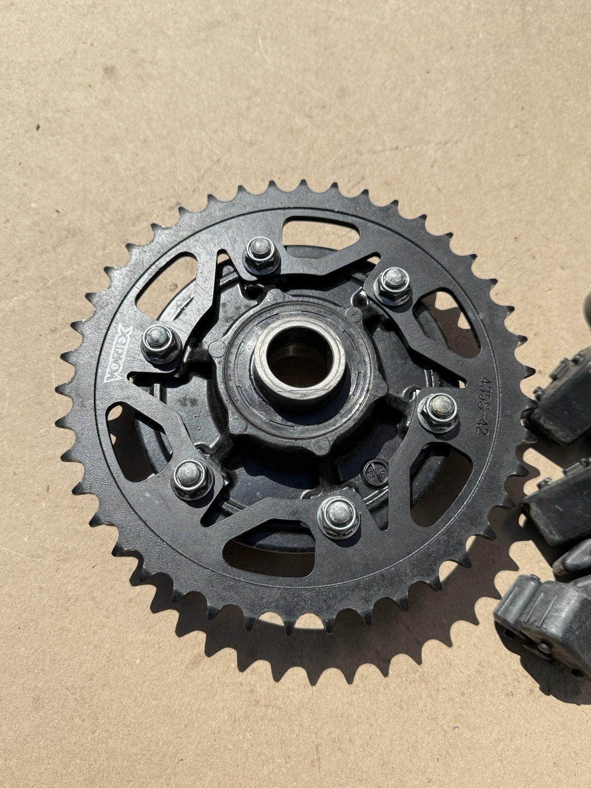 09-16 Suzuki GSX-R1000 Rear Sprocket Carrier W/ Vortex Sprocket OEM 64610-47H00