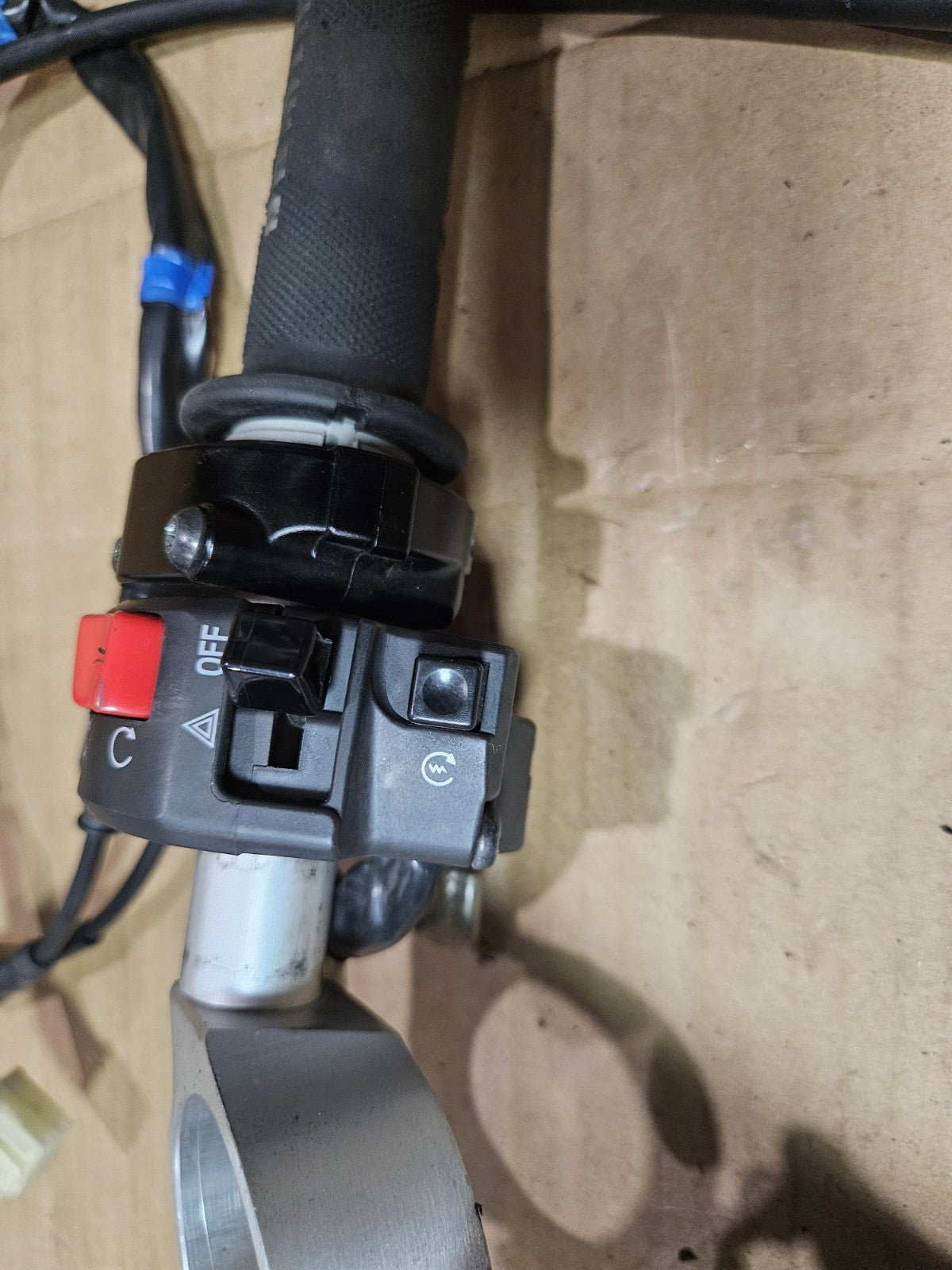 22-25 YAMAHA YZF R7 OEM RIGHT CLIP ON HANDLEBAR W SWITCHES ON OFF THROTTLE3