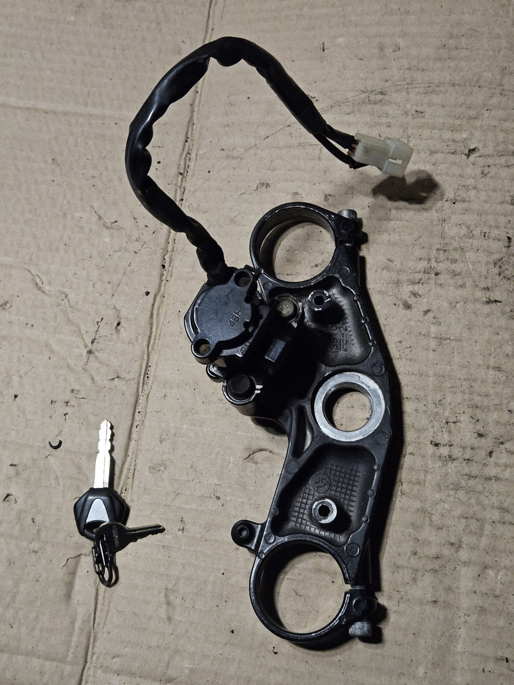 2008-2010 Yamaha YZF-R6 R6 OEM Top Triple Tree Ignition Switch 2C0-82501-10-006