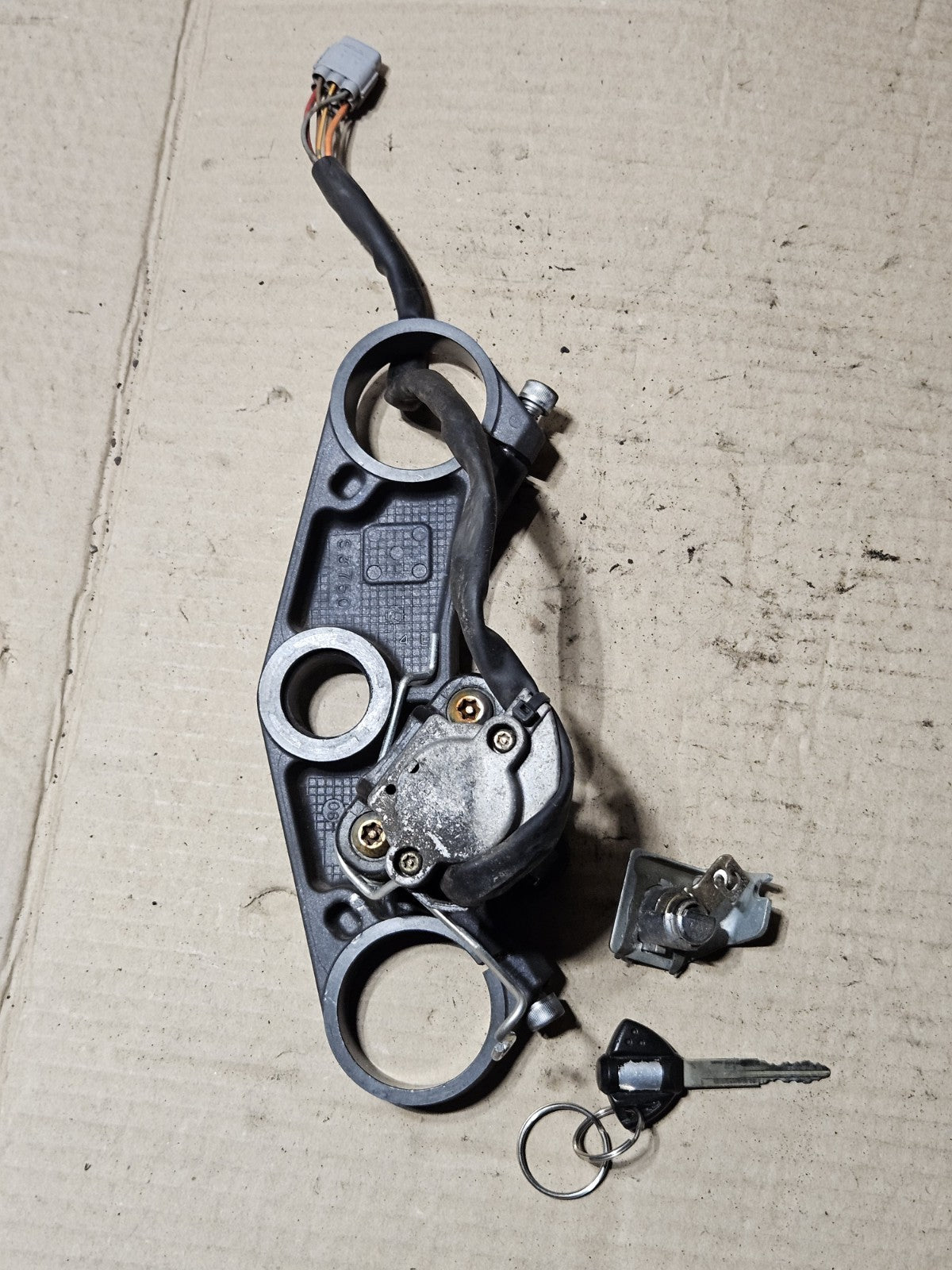 2006-2007 Suzuki GSXR600 GSXR750 OEM Ignition Lockset Key Top Clamp 37100-41G1014