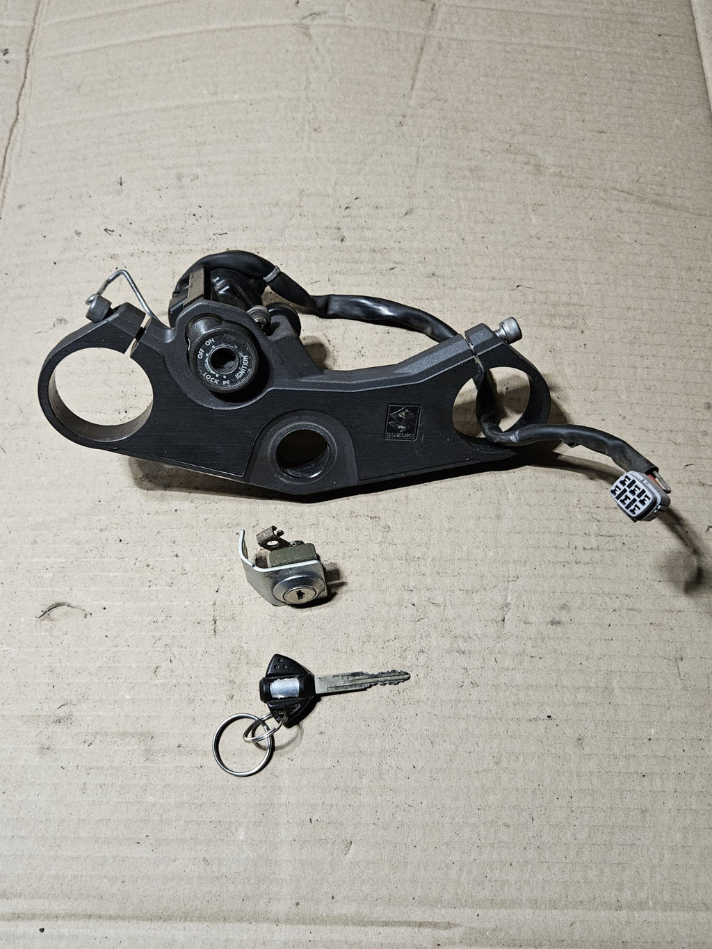 2006-2007 Suzuki GSXR600 GSXR750 OEM Ignition Lockset Key Top Clamp 37100-41G106