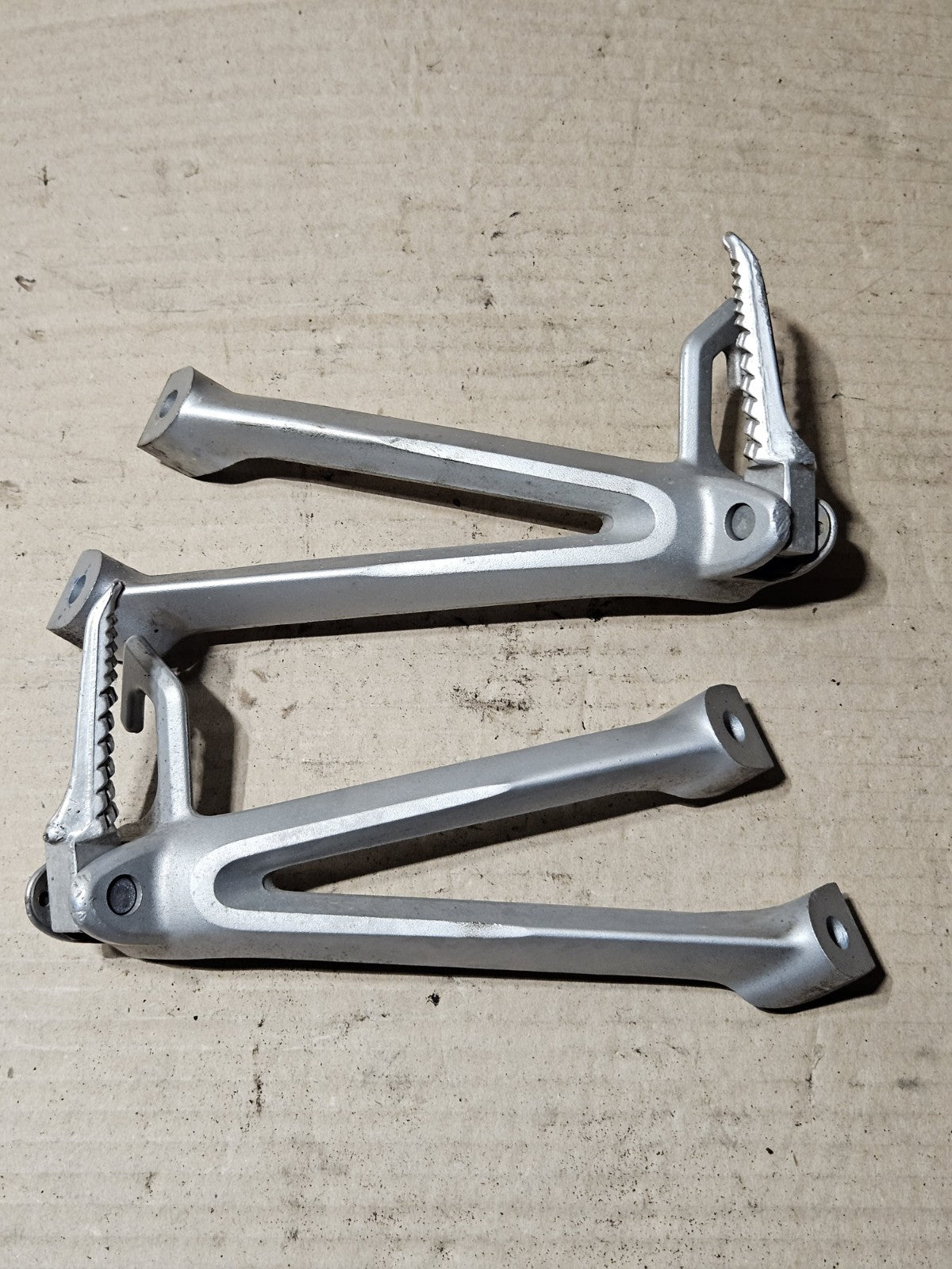 2006 2007 SUZUKI GSXR 600 750 OEM REAR BACK PASSENGER FOOT PEG REST SET LH RH0