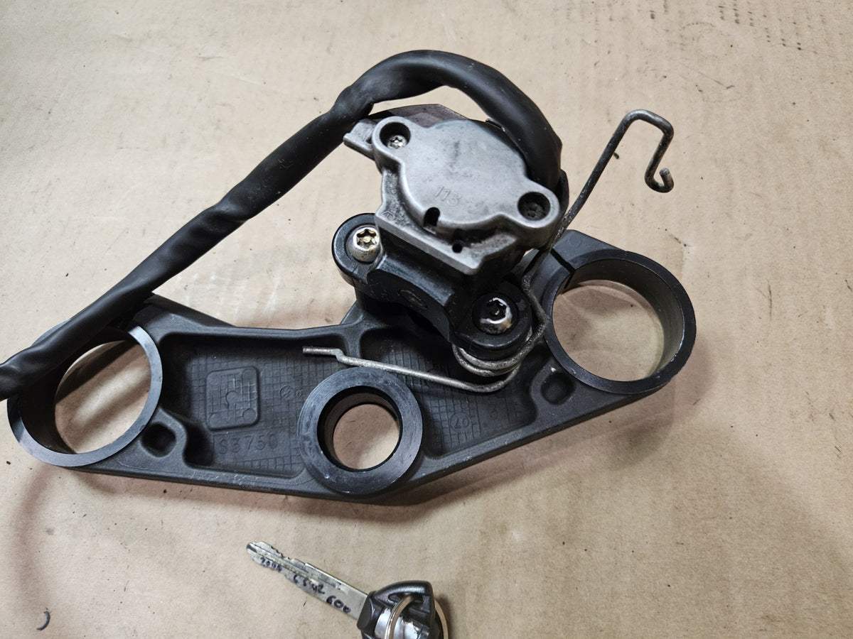 06-09 Suzuki GSXR600 GSXR750 OEM Upper Triple Tree Ignition Switch 51311-01H006