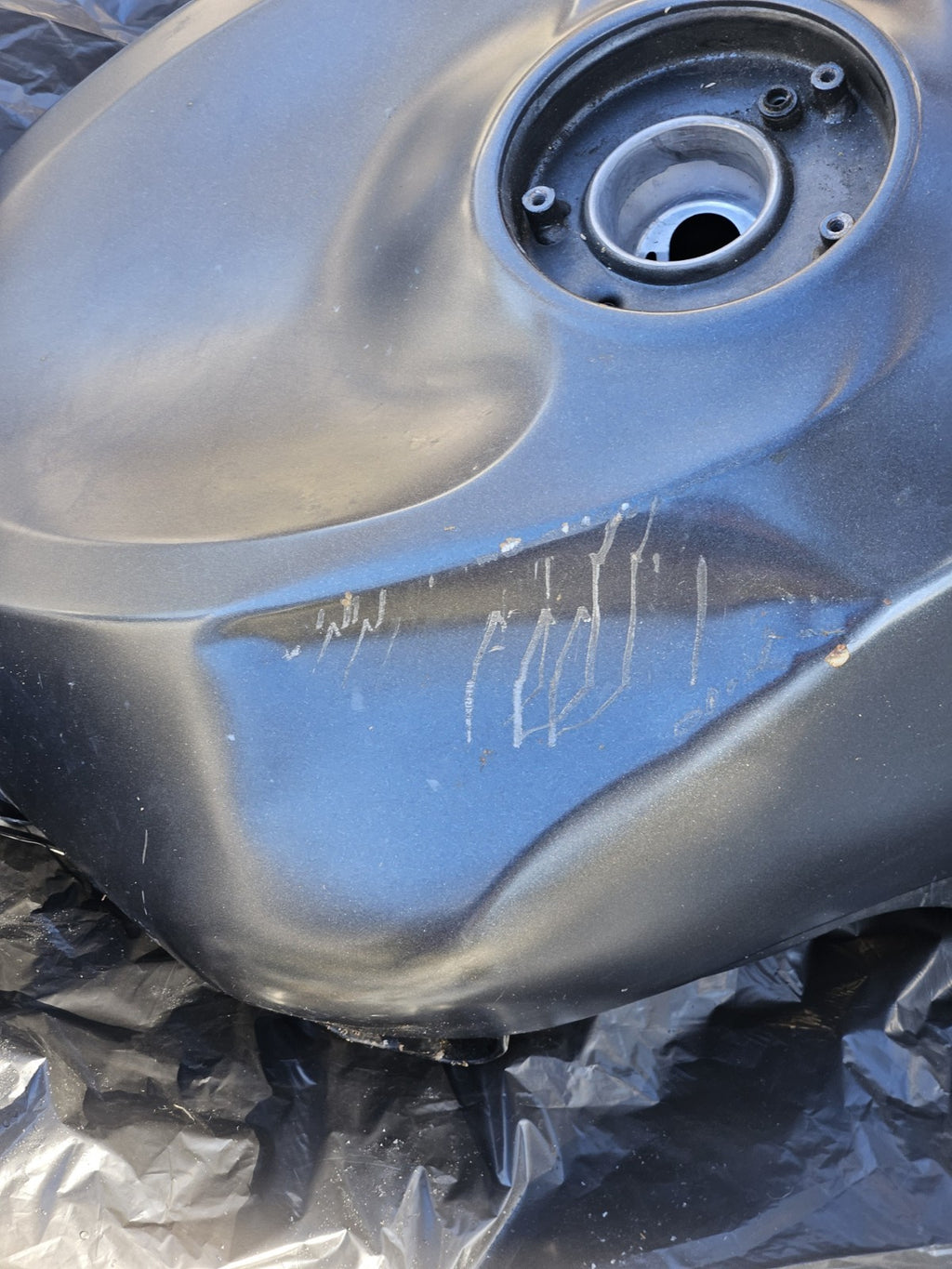 13-18 2015 Kawasaki ZX6R 636 OEM Gas Fuel Tank Petrol Reservoir Damaged