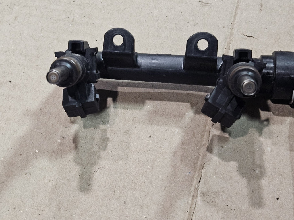 2013 10-14 BMW S1000RR Fuel Gas Petrol Injector Injection Nozzle Rail Pipe OEM