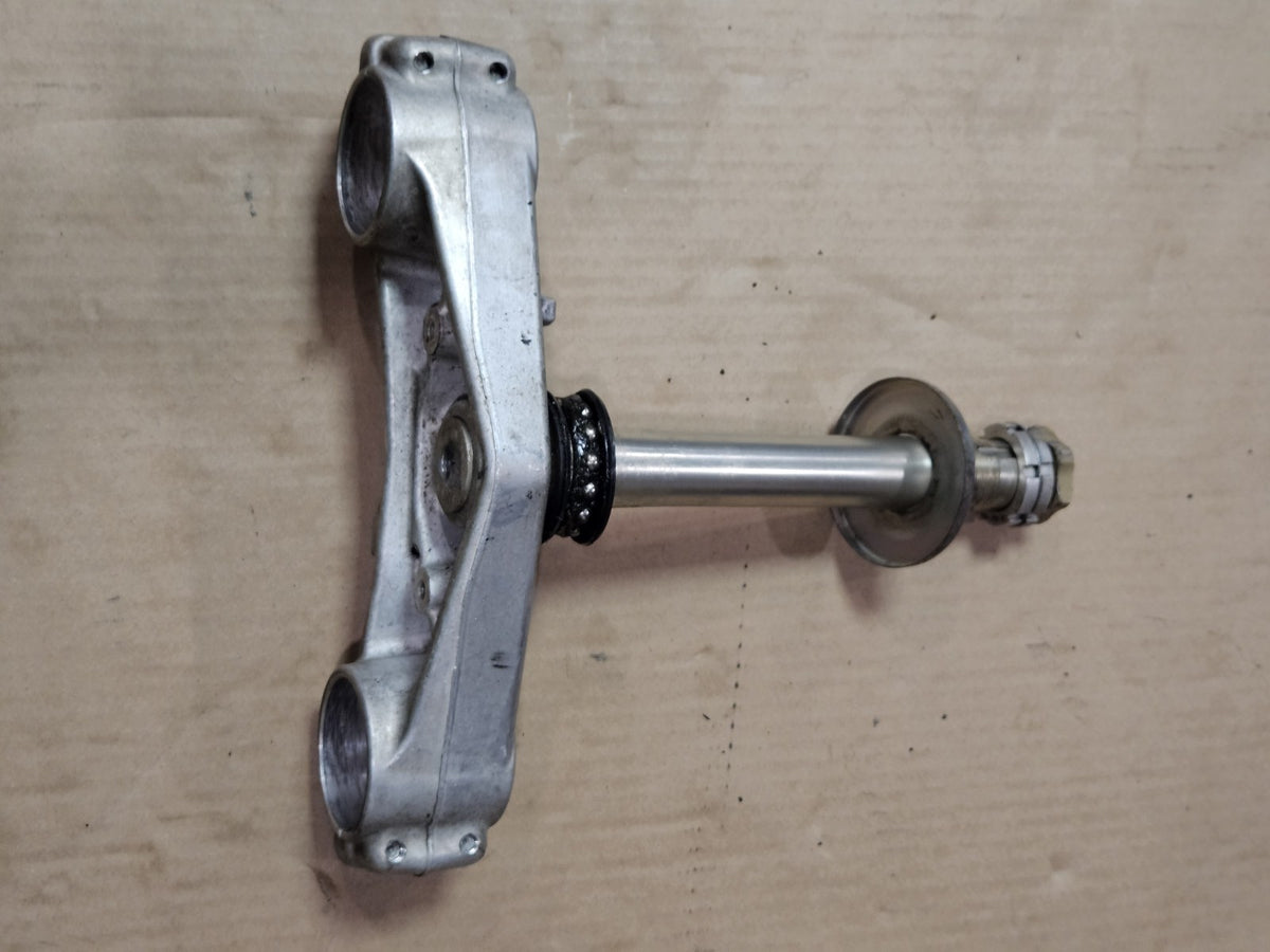 06-25 SUZUKI GSXR 600 750 OEM FRONT FORKS CLAMP LOWER TRIPLE TREE STEM0