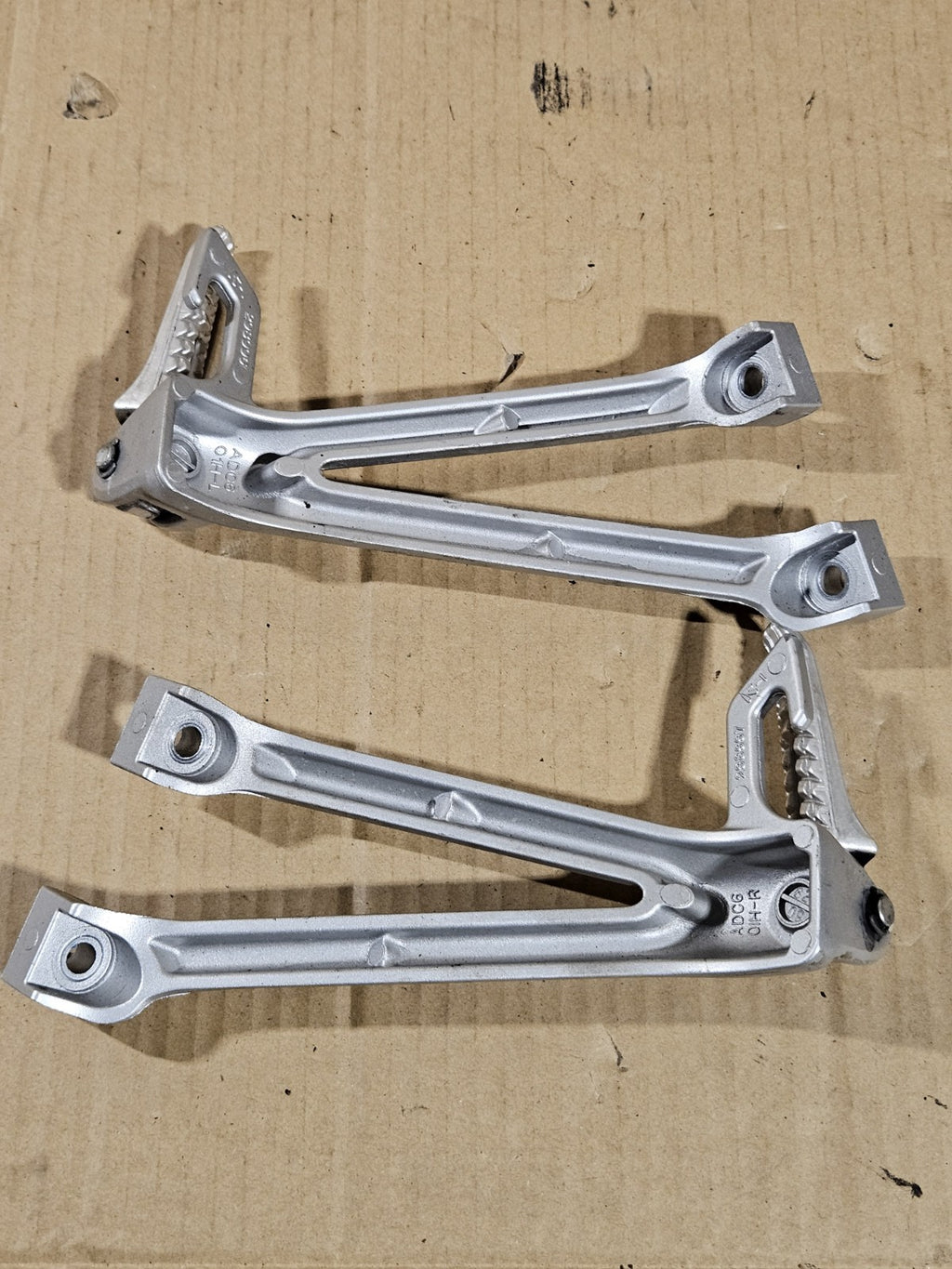 2006 2007 Suzuki GSXR600 Passenger Peg Pair OEM Genuine Footpeg Pillion1