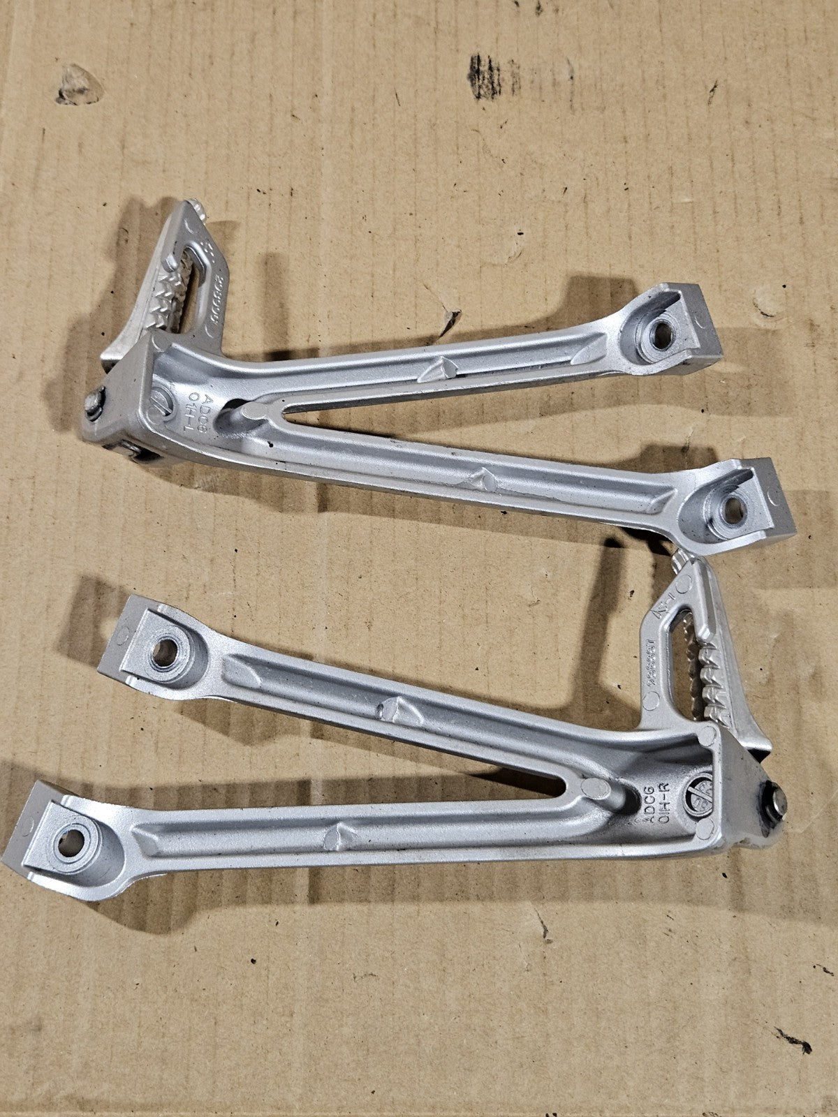 2006 2007 Suzuki GSXR600 Passenger Peg Pair OEM Genuine Footpeg Pillion1