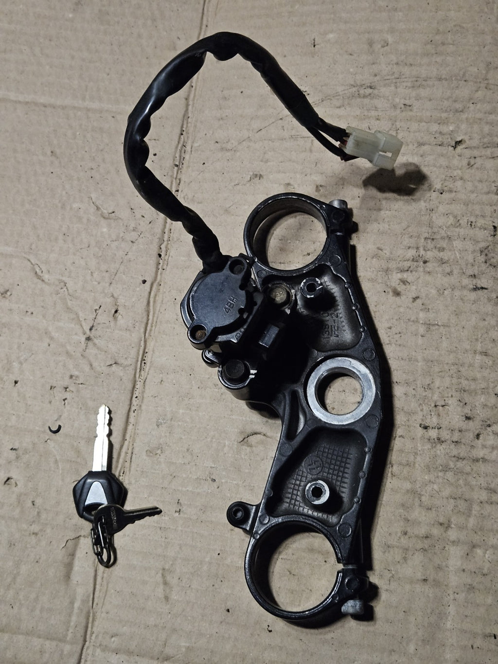 2008-2010 Yamaha YZF-R6 R6 OEM Top Triple Tree Ignition Switch 2C0-82501-10-008