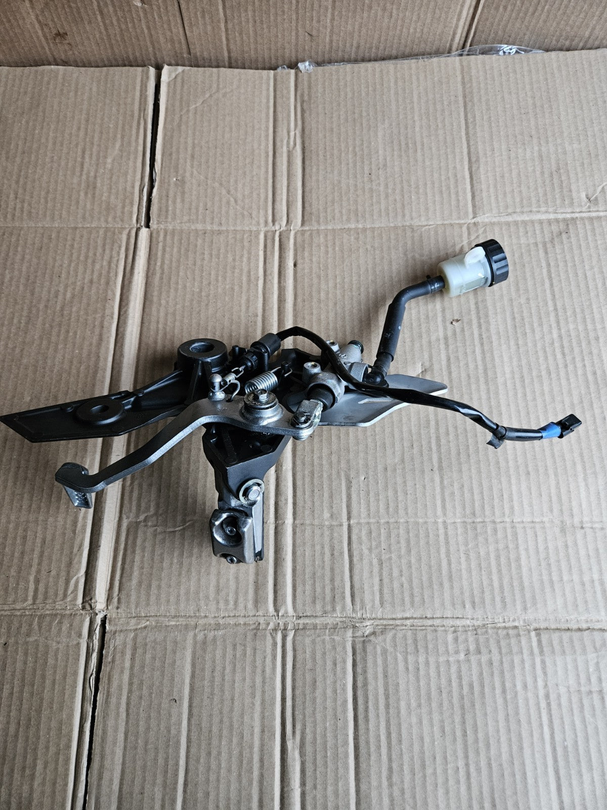 17-19 Kawasaki Ninja 650 Z650 OEM Right Rearset Rear Set Driver Foot Peg Bracket14