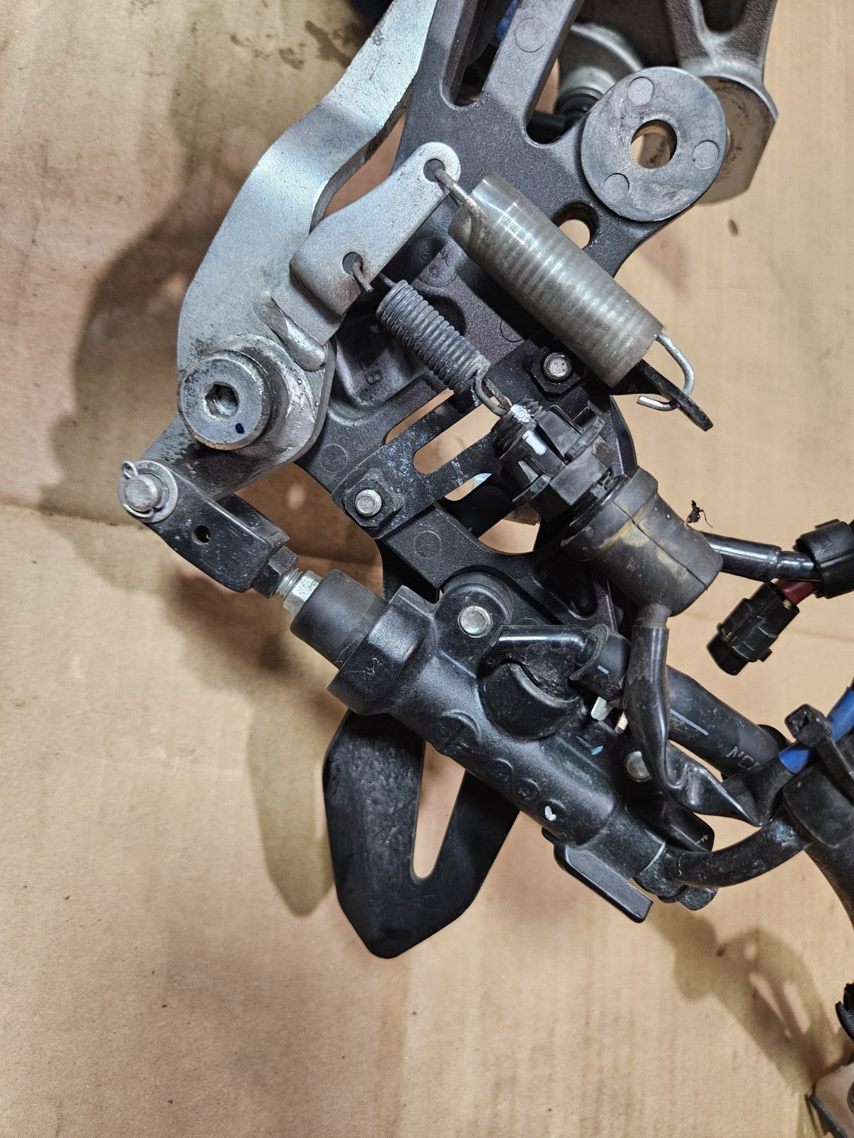 Yamaha YZF R7 OEM Rear Brake Caliper Rearset Pedal Lever Bracket 2022-202511