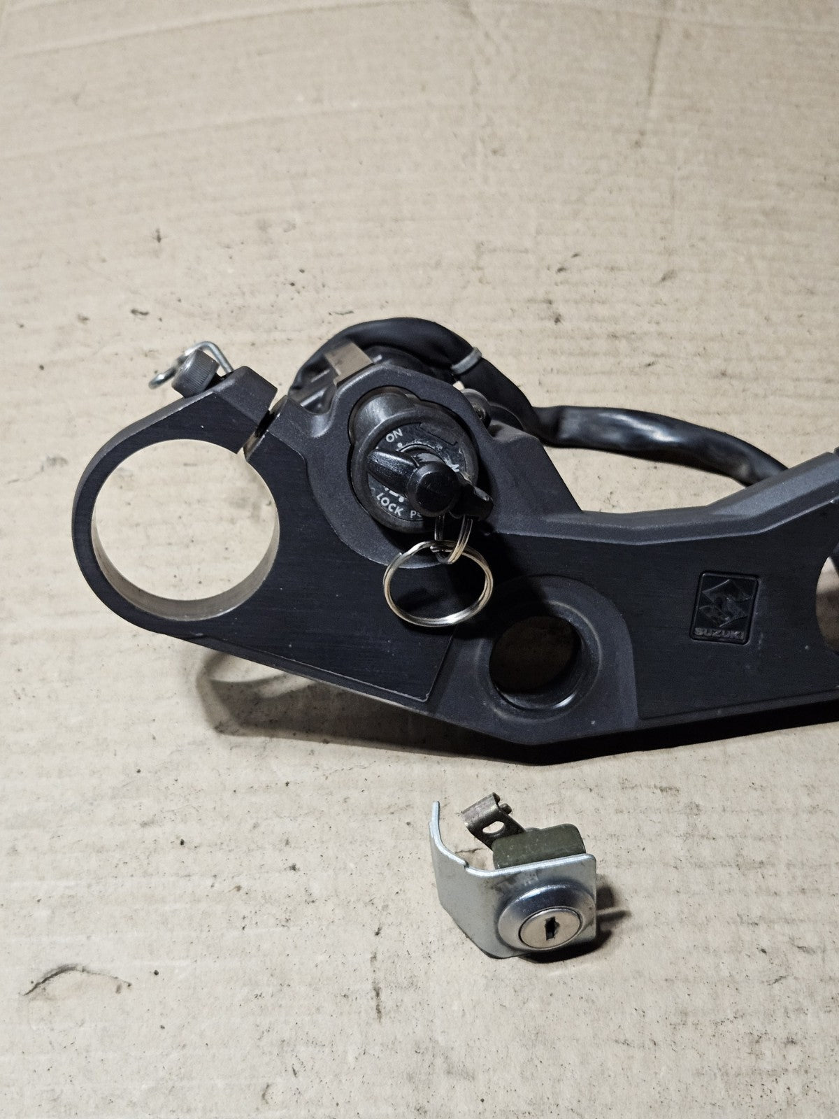 2006-2007 Suzuki GSXR600 GSXR750 OEM Ignition Lockset Key Top Clamp 37100-41G103
