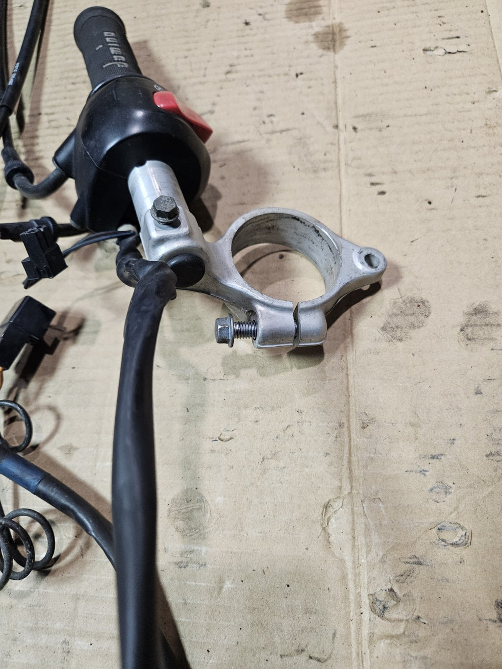  00-03 SUZUKI GSXR 750 OEM RIGHT CLIP ON HANDLEBAR W SWITCHES 37200-27E31