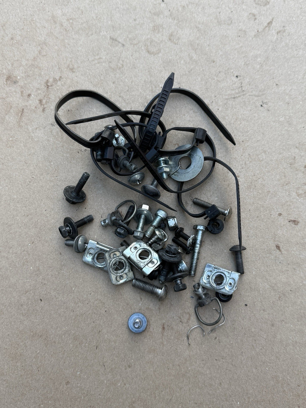 09-16 2009 2016 Suzuki Gsxr 1000 Miscellanous Bolts Bolt Set Hardware Kit Motor