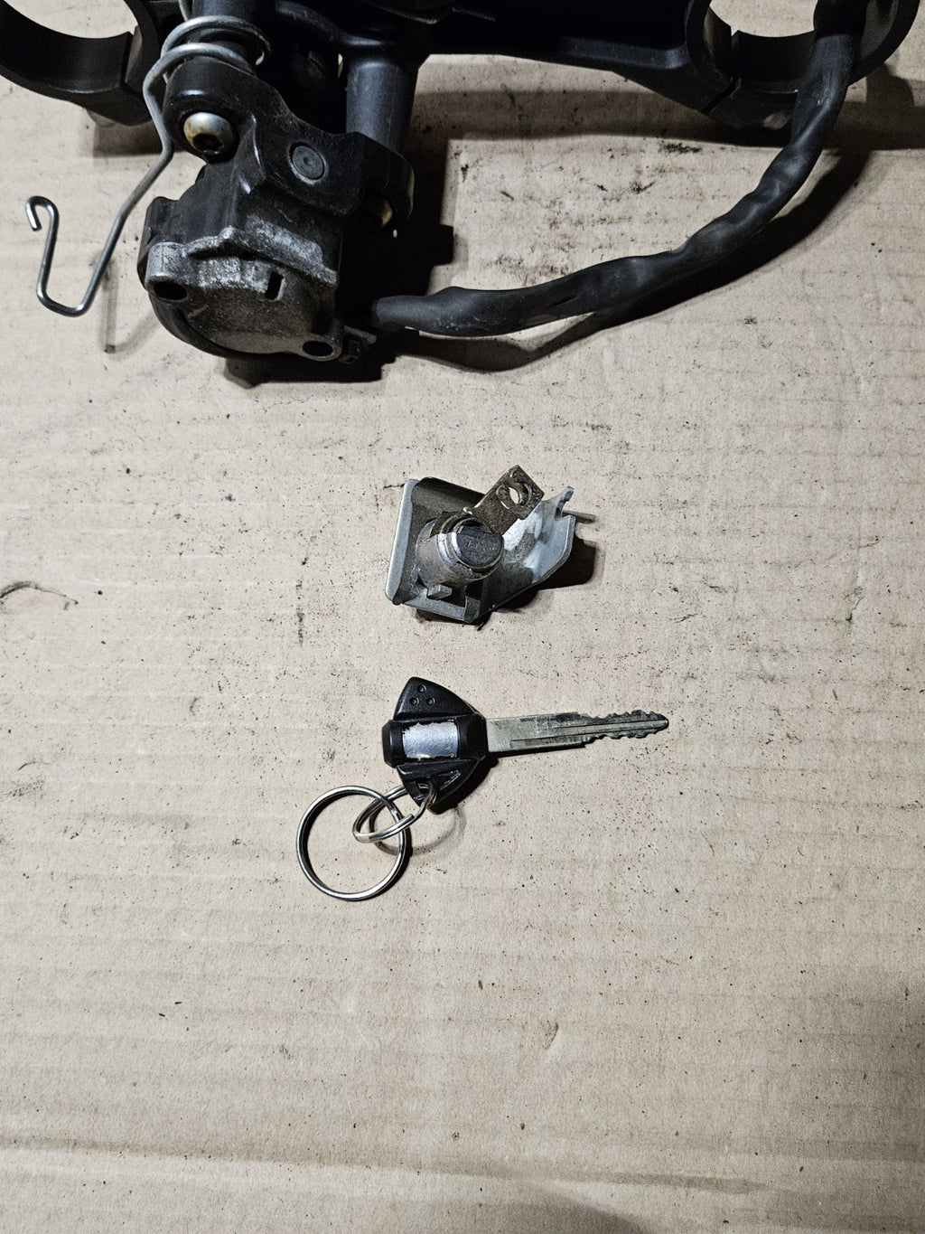 2006-2007 Suzuki GSXR600 GSXR750 OEM Ignition Lockset Key Top Clamp 37100-41G1011