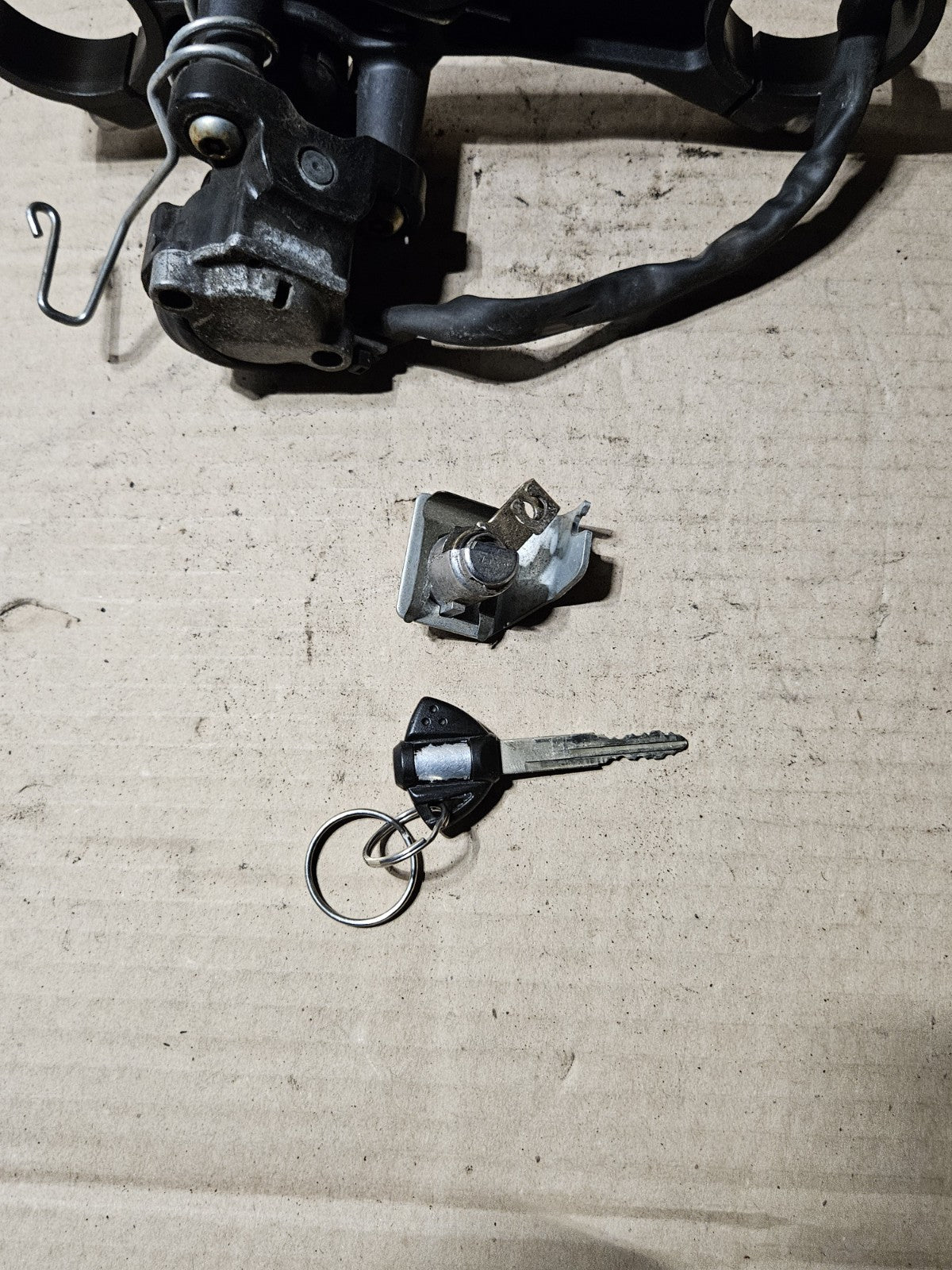 2006-2007 Suzuki GSXR600 GSXR750 OEM Ignition Lockset Key Top Clamp 37100-41G1011