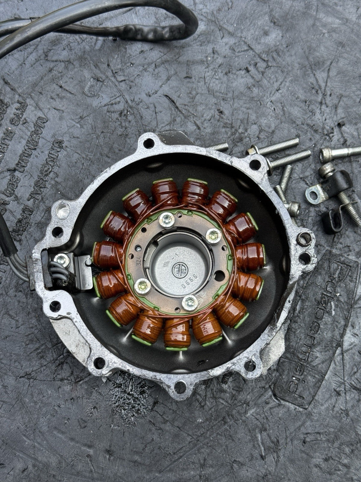 11-15 Kawasaki NINJA ZX10R LEFT SIDE ENGINE STATOR COVER MAGNETO ALTERNATOR OEM4
