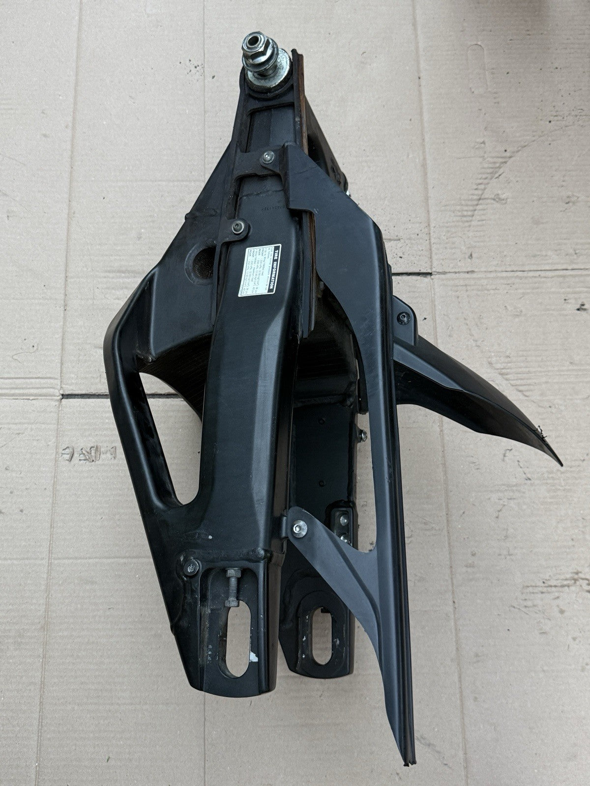 07-08 Yamaha YZF-R1 Straight OEM Rear Suspension Swingarm - Back Arm Frame2
